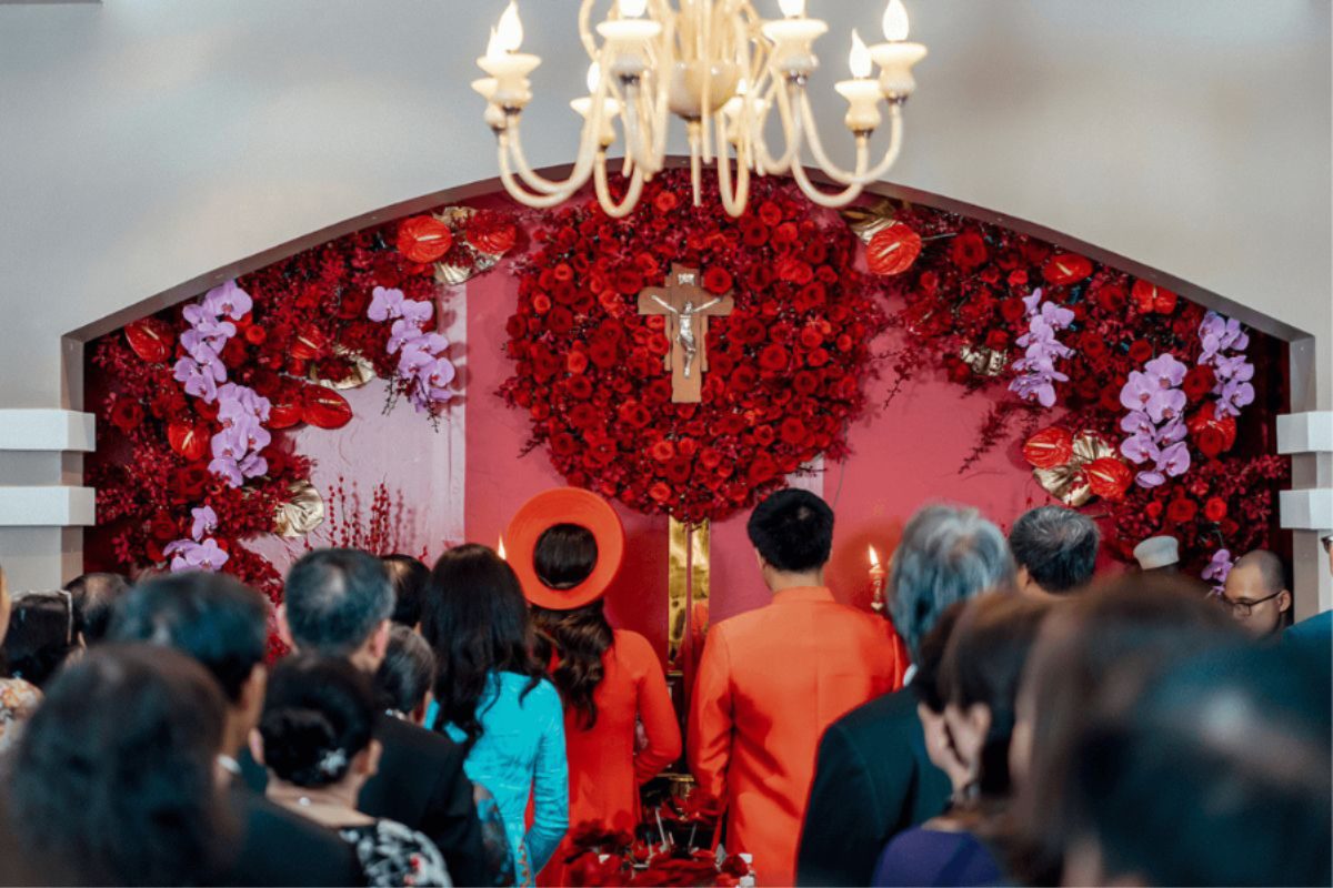 Không gian lễ gia tiên được trang trí hài hòa, đầy màu sắc với hoa tươi và lễ vật truyền thống. (Ảnh: Sưu tầm) 