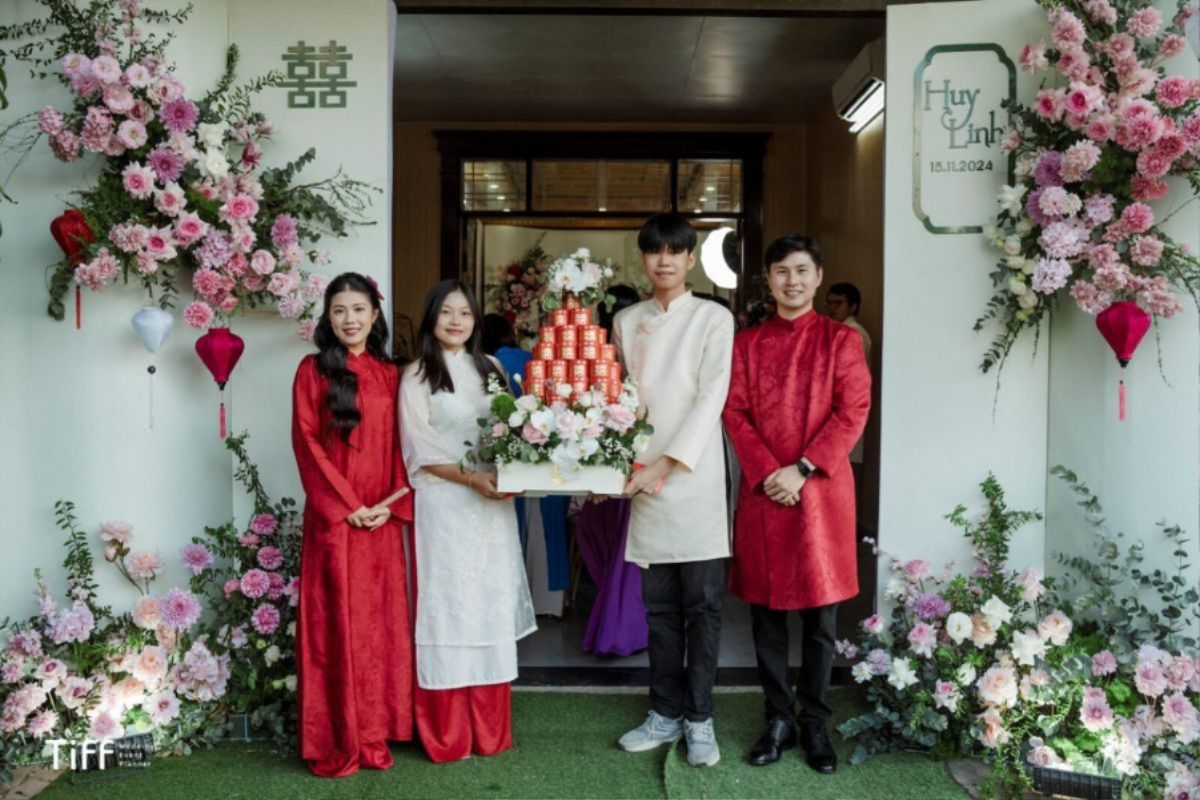 Người bưng quả mặc trang phục lịch sự, trang trọng, mang đến sự tôn nghiêm cho lễ cưới. (Ảnh: TIFF.vn) 