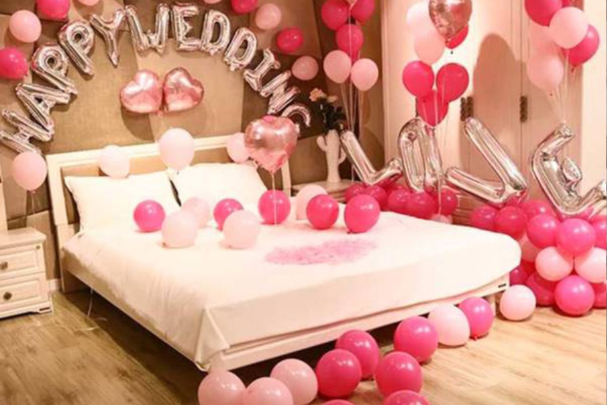 Phòng cưới được trang trí theo phong cách lãng mạn với gam màu pastel và chi tiết mềm mại. (Ảnh: Sưu tầm) 