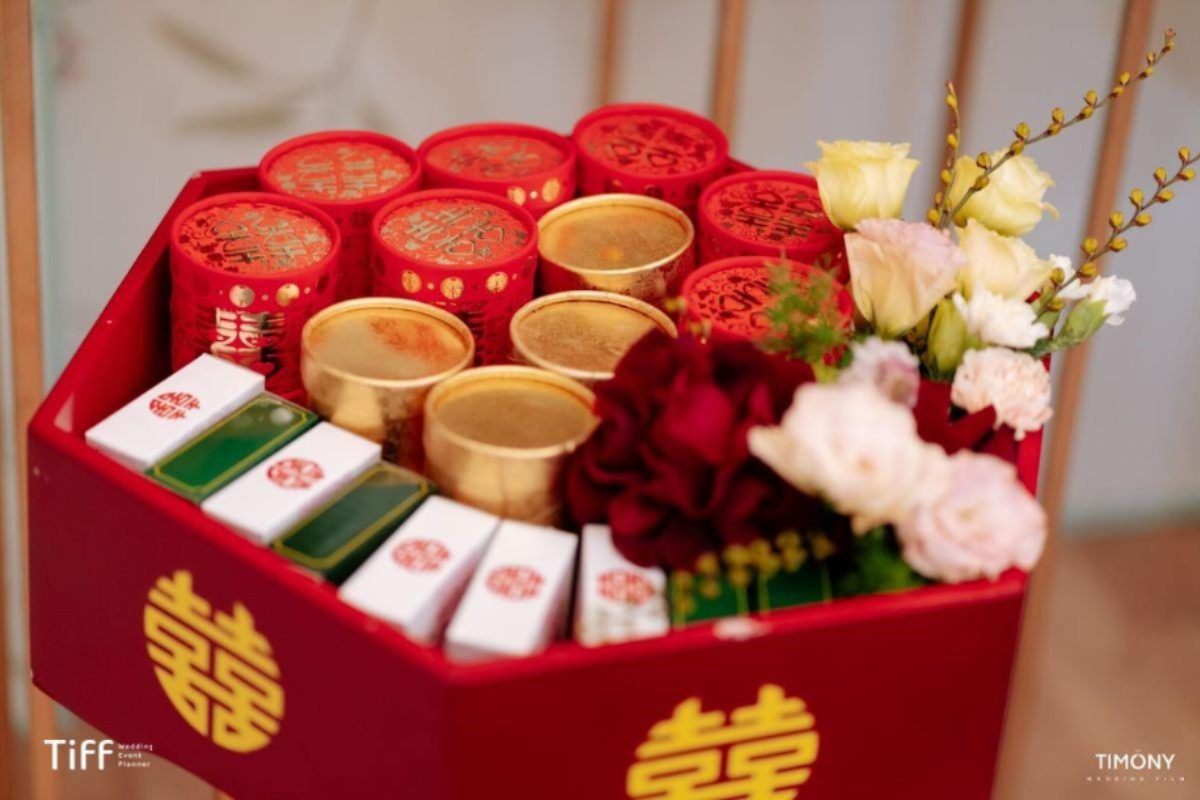 Tráp bánh ăn hỏi hiện đại gồm bánh phu thê và bánh hộp cao cấp, trang trí tinh tế, phù hợp phong cách cưới trẻ trung. (Ảnh: TIFF.vn) 