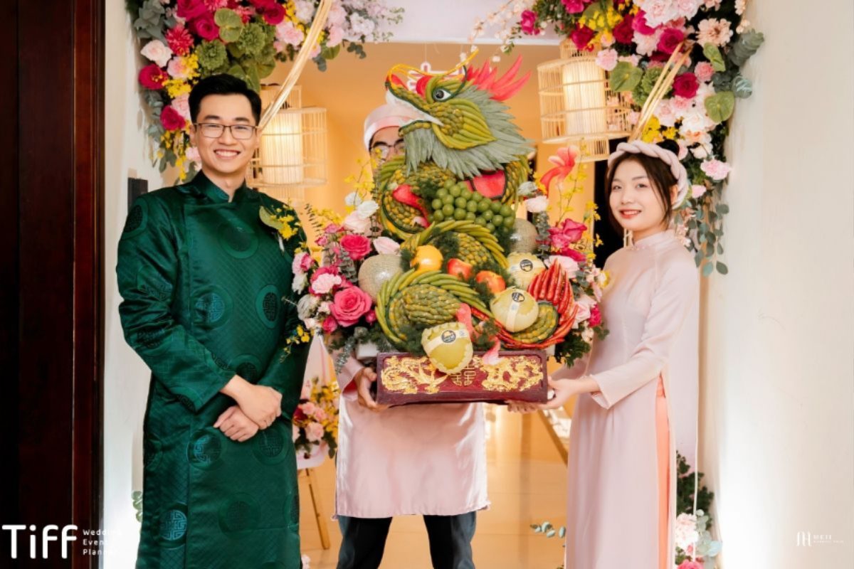 Mâm quả cưới đơn giản với trái cây tươi ngon, phù hợp cho đám cưới tổ chức tại nhà hàng. (Ảnh: TIFF.vn) 