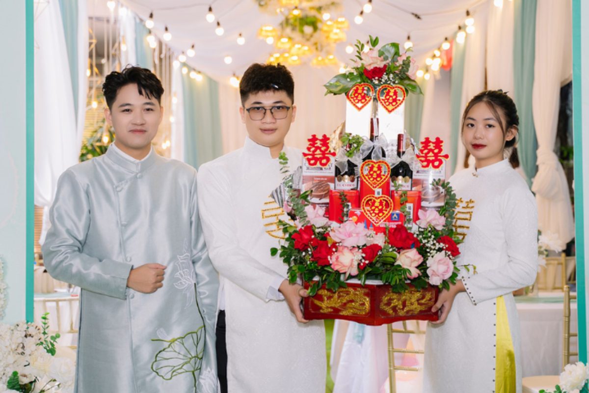 Tráp xin dâu miền Nam với đèn cầy khắc long phụng và trầu cau trang trí rực rỡ. (Ảnh: TIFF.vn) 