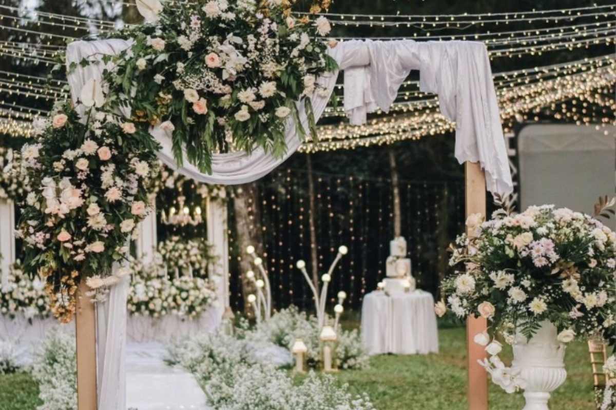 Không gian rạp cưới sân vườn gần gũi và sang trọng (Ảnh: Sưu tầm) 