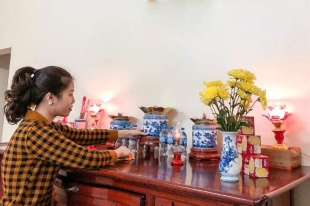 Lau dọn bàn thờ gia tiên ngày cưới trước khi thắp hương xin phép tổ tiên. (Ảnh: Sưu tầm)