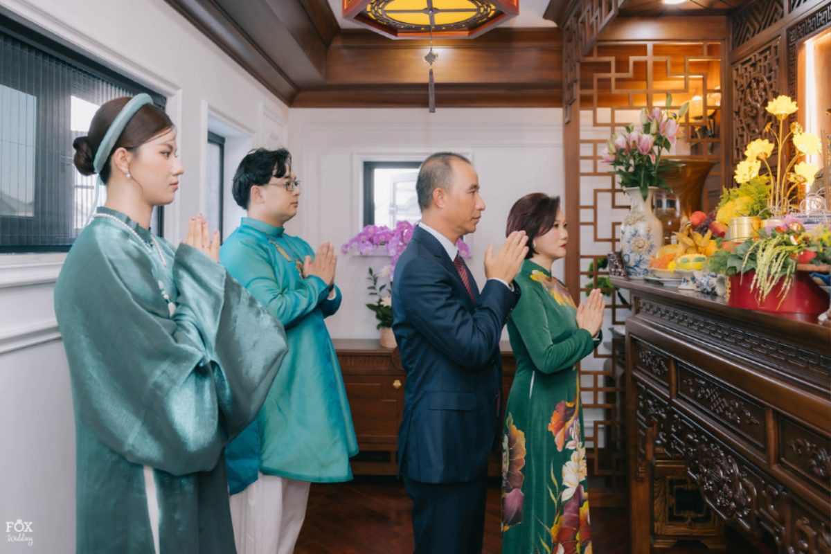 Người đọc văn khấn gia tiên trong lễ cưới theo phong tục truyền thống. (Ảnh: TIFF.vn)