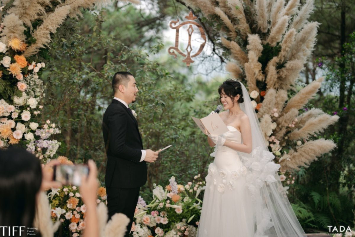 Đám cưới ngoài trời lãng mạn với cổng hoa và ánh sáng tự nhiên. (Ảnh: TIFF.vn) 