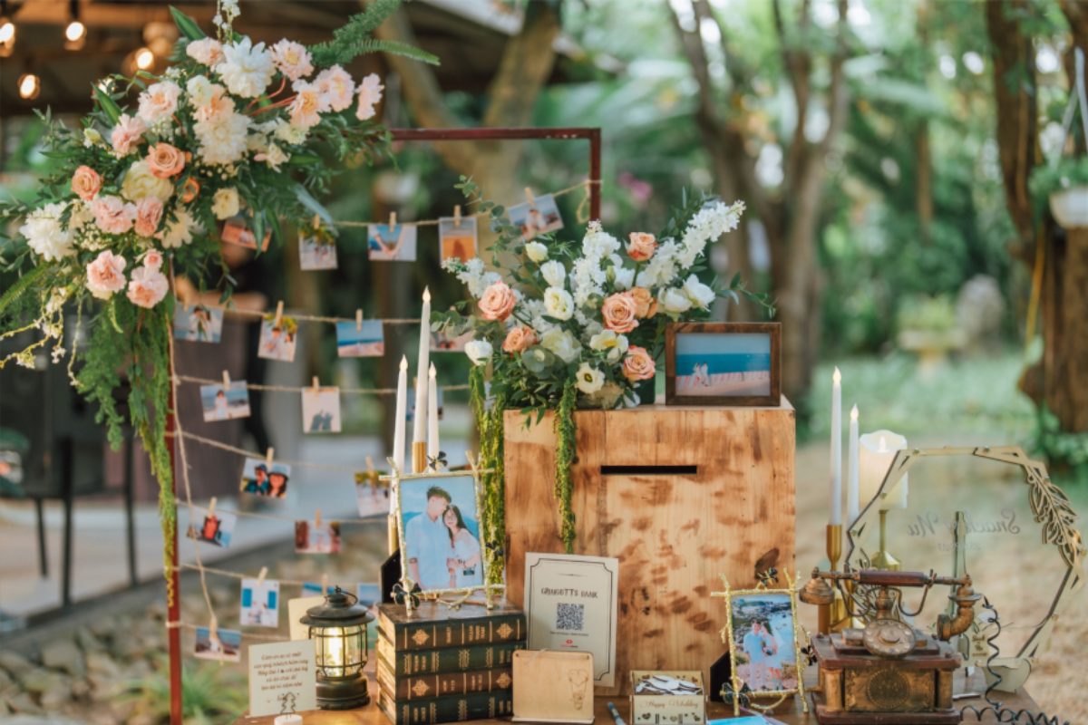 Bàn gallery cổ điển sang trọng với hoa tươi và nến trang trí. (Ảnh: Sưu tầm)