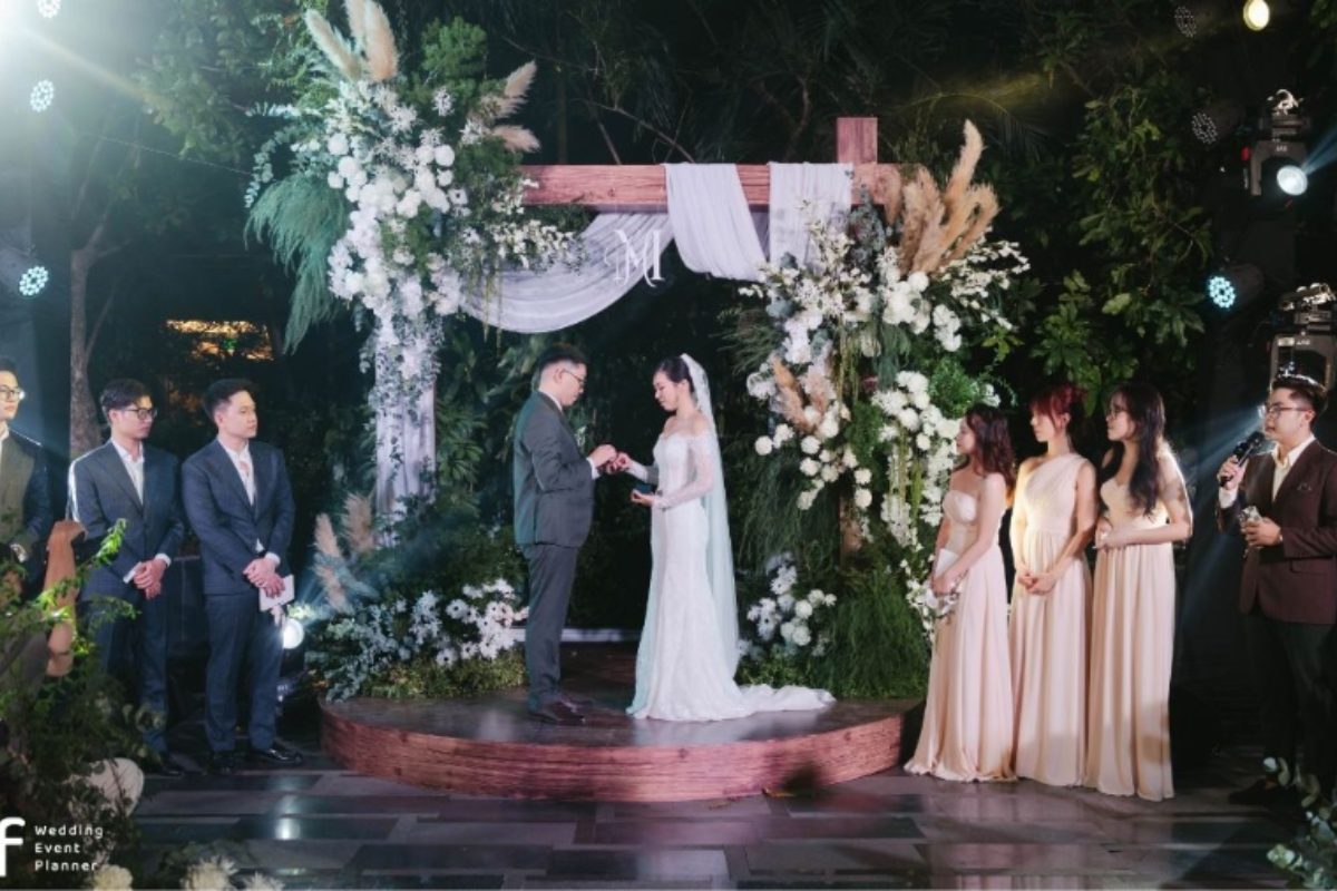 Cô dâu chú rể trao nhẫn và hôn nhau dưới ánh đèn sân khấu lung linh. (Ảnh: TIFF.vn)