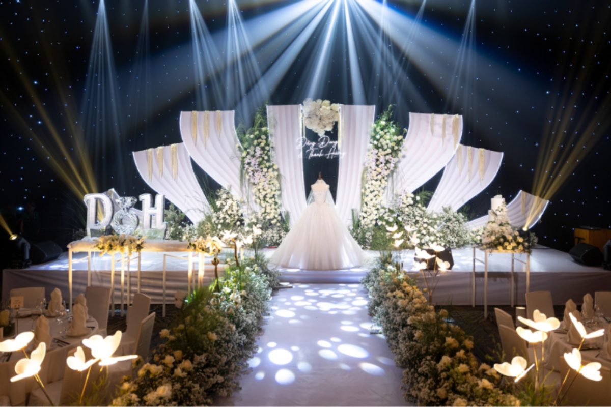 Không gian sang trọng tại White Palace Võ Văn Kiệt, trung tâm tiệc cưới cao cấp với sảnh rộng và âm thanh ánh sáng hiện đại. (Ảnh: Sưu tầm)