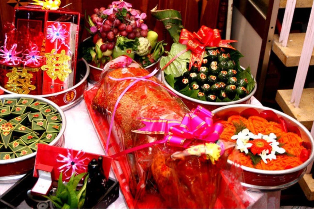 Mâm quả cưới với heo quay và bánh pía, tượng trưng cho sự sung túc và trọn vẹn của ngày lễ. (Ảnh: Sưu tầm) 