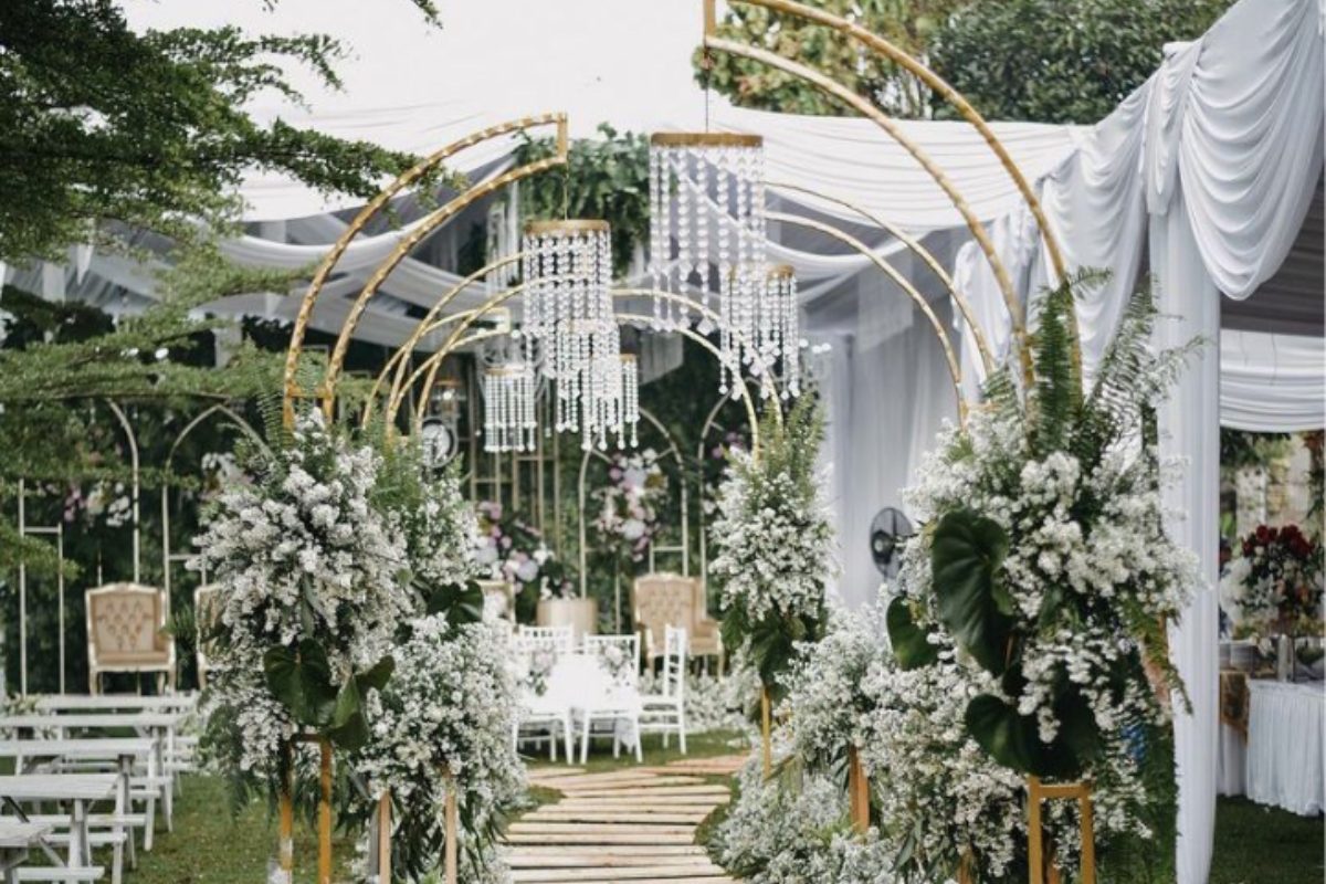 Rạp cưới sân vườn với hoa tươi và lá xanh tự nhiên (Ảnh: Sưu tầm) 