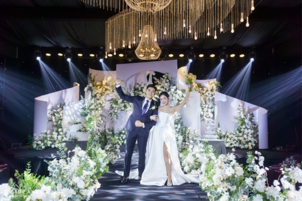 Tiệc cưới trong nhà sang trọng, setup ánh sáng và bàn ghế tinh tế. (Ảnh: TIFF.vn) 