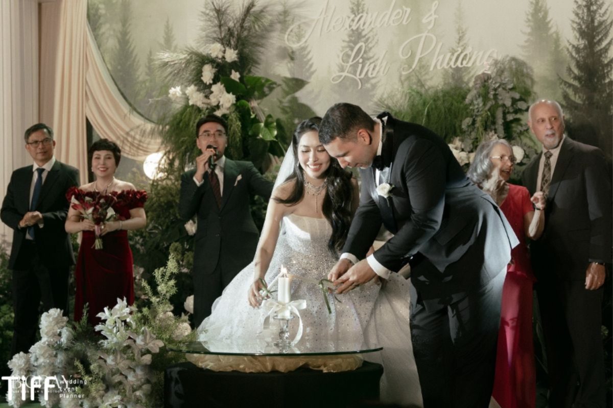 Cô dâu chú rể cùng rót tháp rượu champagne lấp lánh trên sân khấu. (Ảnh: TIFF.vn)