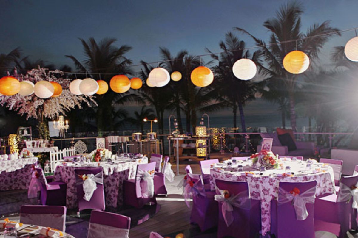 Sân khấu ngoài trời nhìn ra sông. (Ảnh: Sưu tầm)