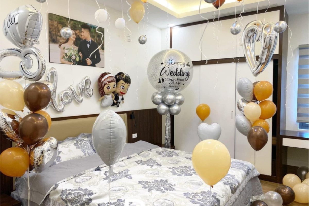 Giường cưới được trang trí tinh tế với chăn ga gối đồng bộ và hoa điểm xuyết nhẹ nhàng. (Ảnh: Sưu tầm) 