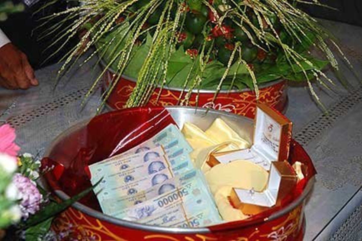 Tráp tiền và sính lễ ăn hỏi hiện đại, thiết kế tối giản nhưng trang trọng, thể hiện sự trân trọng của nhà trai. (Ảnh: Sưu tầm) 