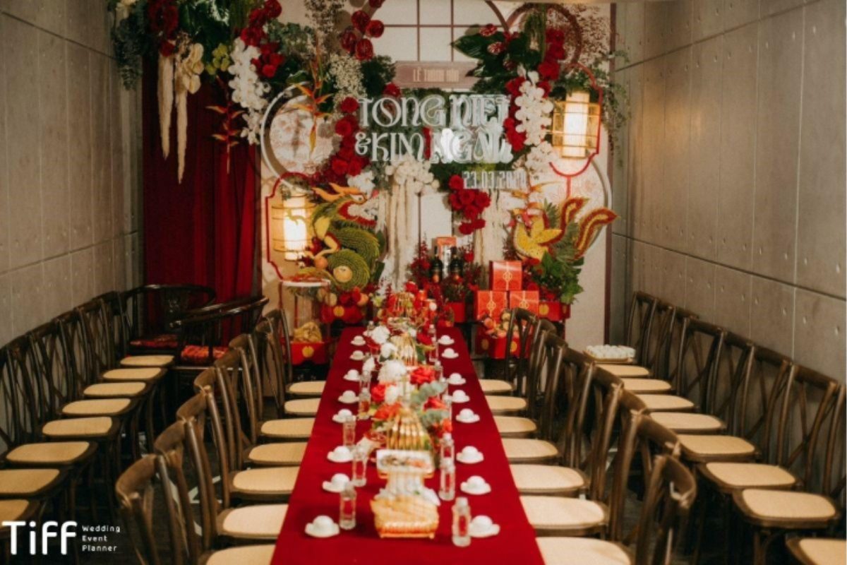 Mâm quả cưới hiện đại, tối giản với trái cây tươi ngon và hoa tươi. (Ảnh: TIFF.vn)