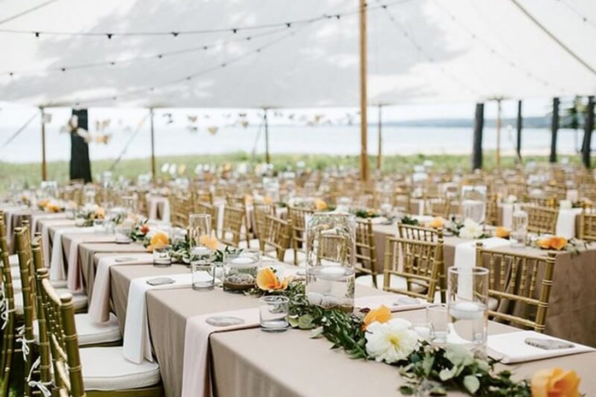 Rạp cưới sân vườn mang không khí tươi mới và tự nhiên (Ảnh: Sưu tầm) 