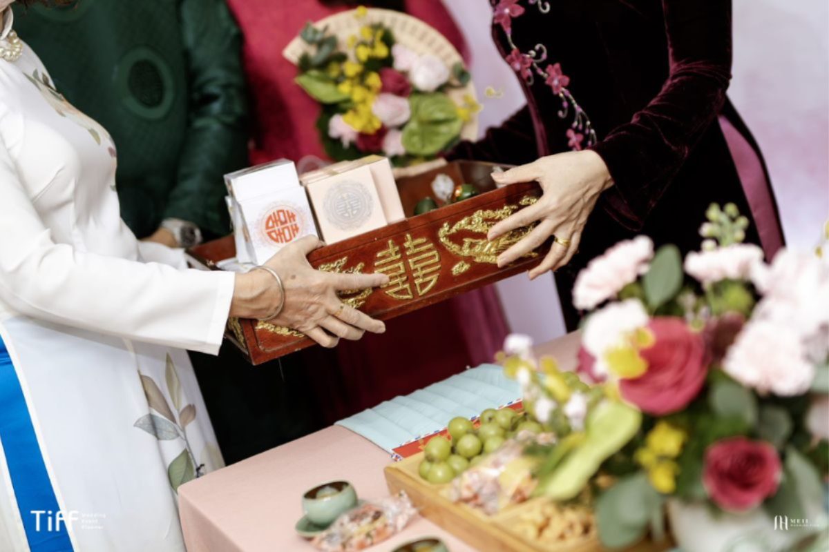 Tráp xin dâu miền Bắc với cau, trầu, rượu và phong bao tiền lễ đỏ may mắn. (Ảnh: TIFF.vn) 