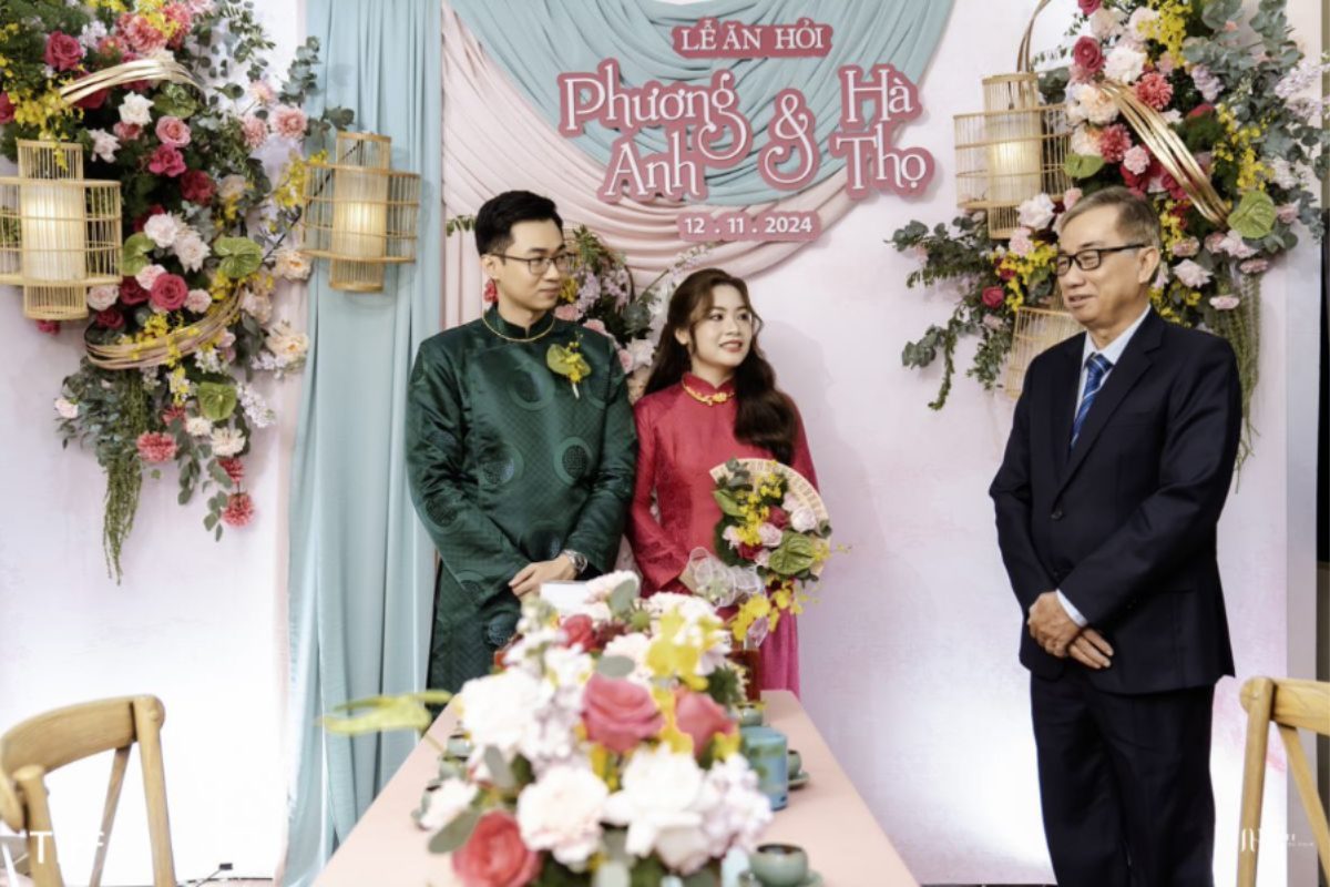 Cô dâu lắng nghe bài phát biểu trao dâu trong không khí trang trọng. (Ảnh: TIFF.vn) 