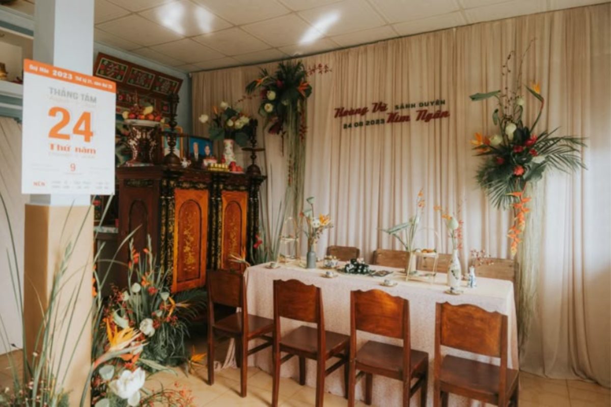 Trang trí bàn thờ gia tiên đám cưới đơn giản, dễ ứng dụng. (Ảnh: Sưu tầm)