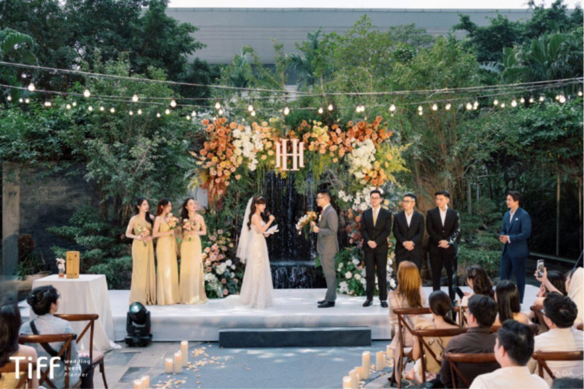 Tiệc cưới ngoài trời với trang trí hoa tươi và ánh sáng tự nhiên, không gian thoáng đãng. (Ảnh: TIFF.vn) 