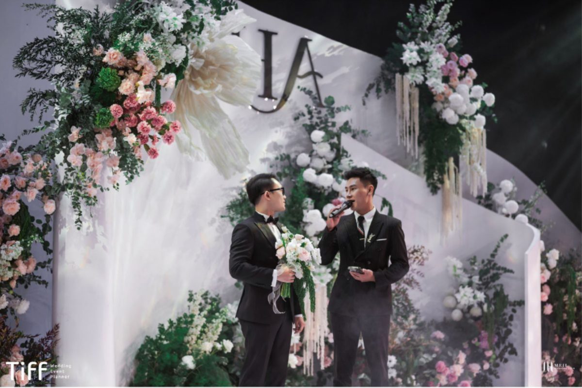 MC mở màn chương trình tại nhà hàng với phong thái tự tin và không khí náo nhiệt. (Ảnh: TIFF.vn)