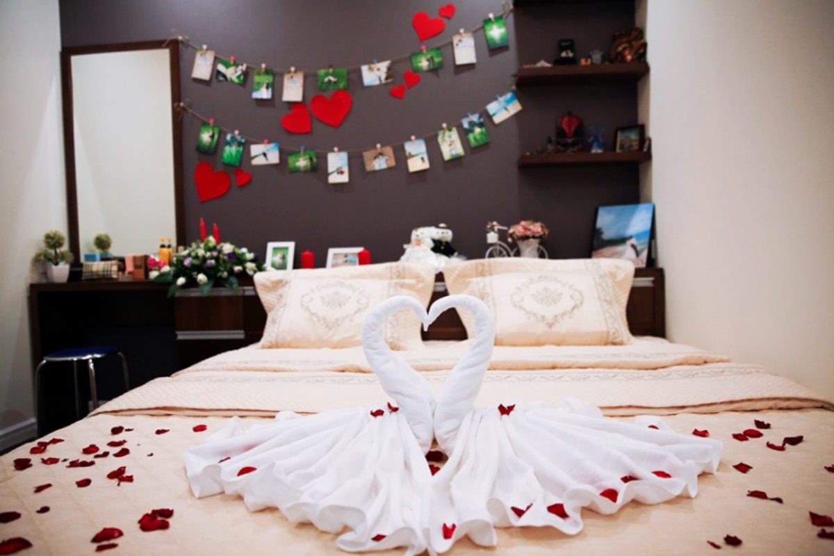 Tường đầu giường phòng cưới được trang trí chữ và đèn led tạo điểm nhấn lãng mạn. (Ảnh: Sưu tầm) 