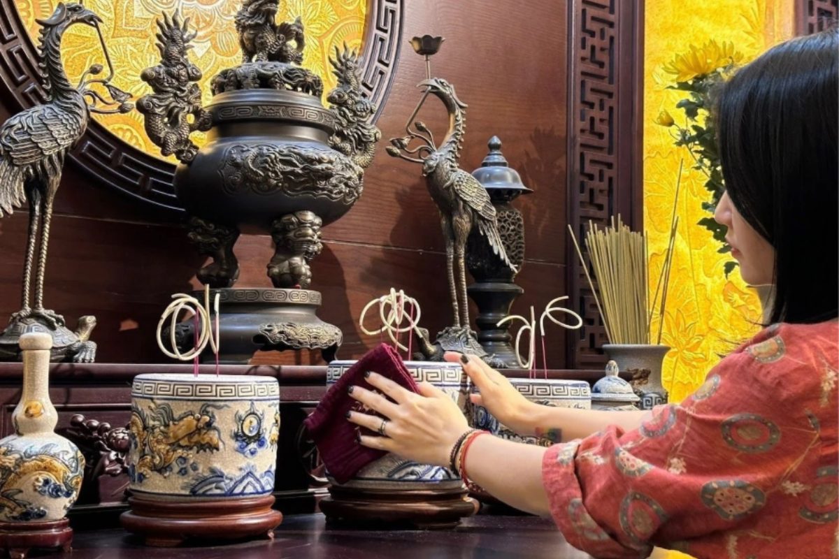 Lau dọn bàn thờ gia tiên trước ngày cưới theo phong tục truyền thống Việt Nam. (Ảnh: Sưu tầm)