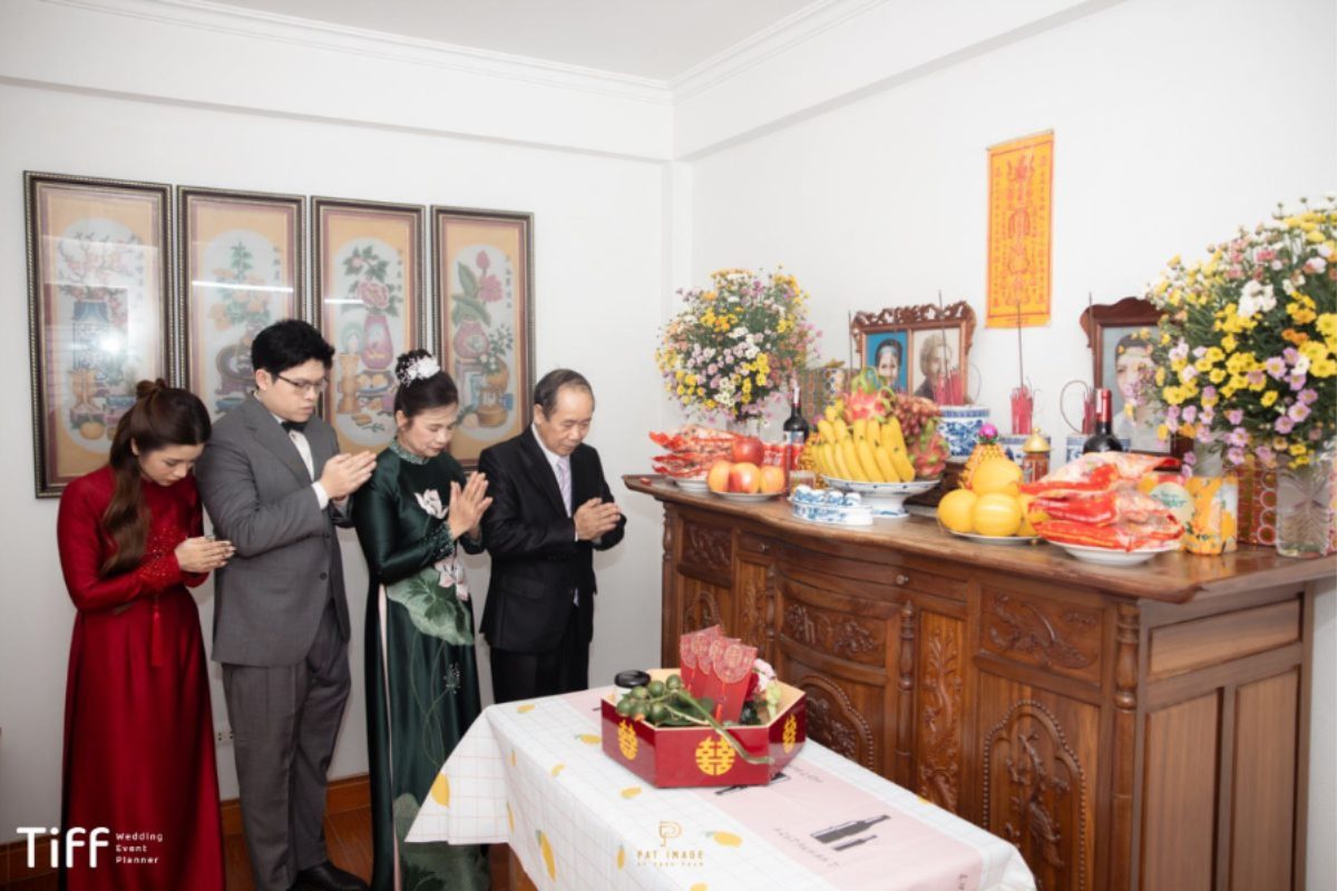 Cô dâu và chú rể cùng gia đình tham gia lễ gia tiên. (Ảnh: Sưu tầm)
