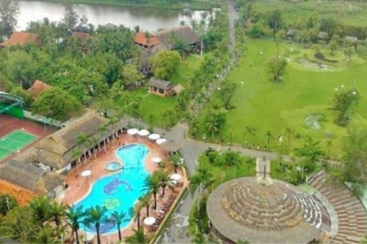 Sân cỏ cạnh hồ bơi, sân khấu đơn giản và đèn string light. (Ảnh: Sưu tầm)