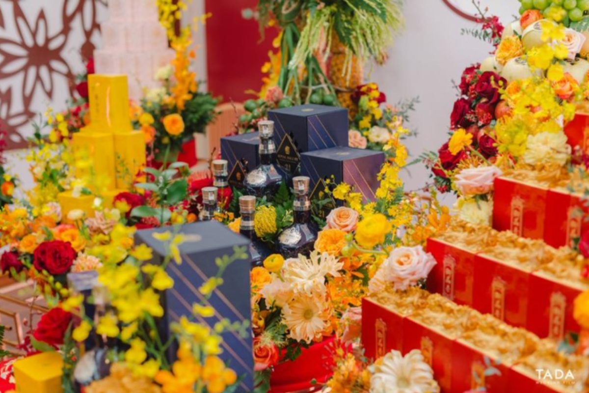 Mâm quả đám cưới miền Tây với lễ vật truyền thống, thể hiện sự trân trọng và kết nối giữa hai gia đình. (Ảnh: TIFF.vn) 