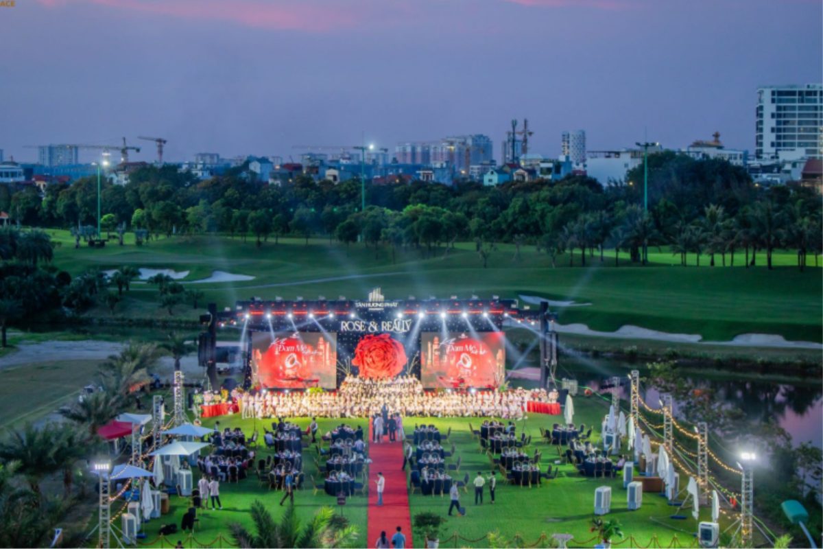 Không gian tiệc cưới lãng mạn với ánh đèn vàng và trang trí tinh tế. (Ảnh: Sưu tầm)