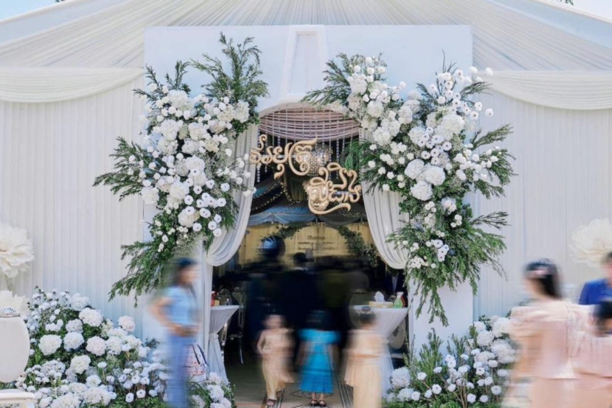 Không gian rạp cưới ngoài trời lãng mạn với hoa tươi và đèn (Ảnh: Sưu tầm) 