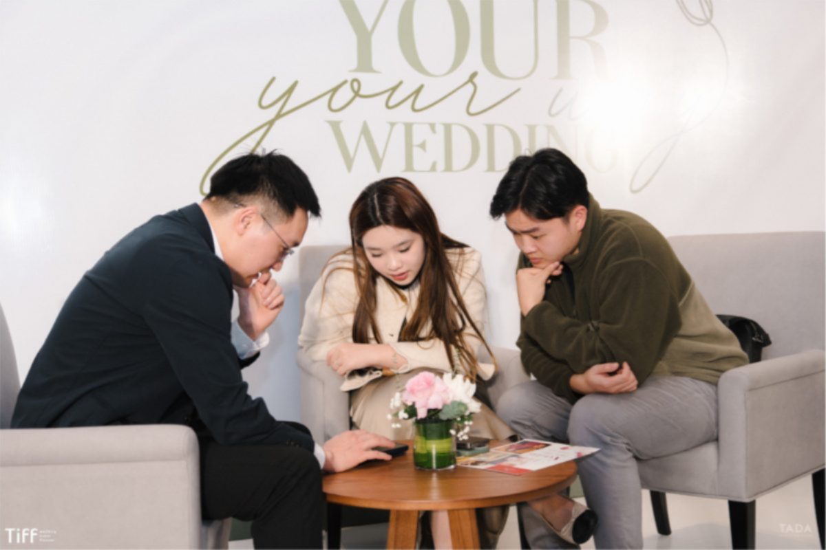 Wedding Planner tư vấn phân bổ chi phí tổ chức đám cưới hợp lý cho cặp đôi. (Ảnh: TIFF.vn) 