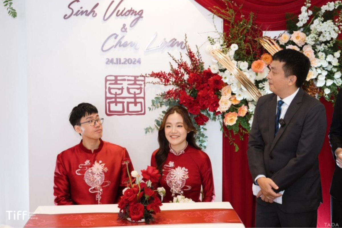 Đại diện nhà gái kết thúc bài phát biểu trao dâu bằng lời chúc phúc và cảm ơn hai họ. (Ảnh: TIFF.vn) 