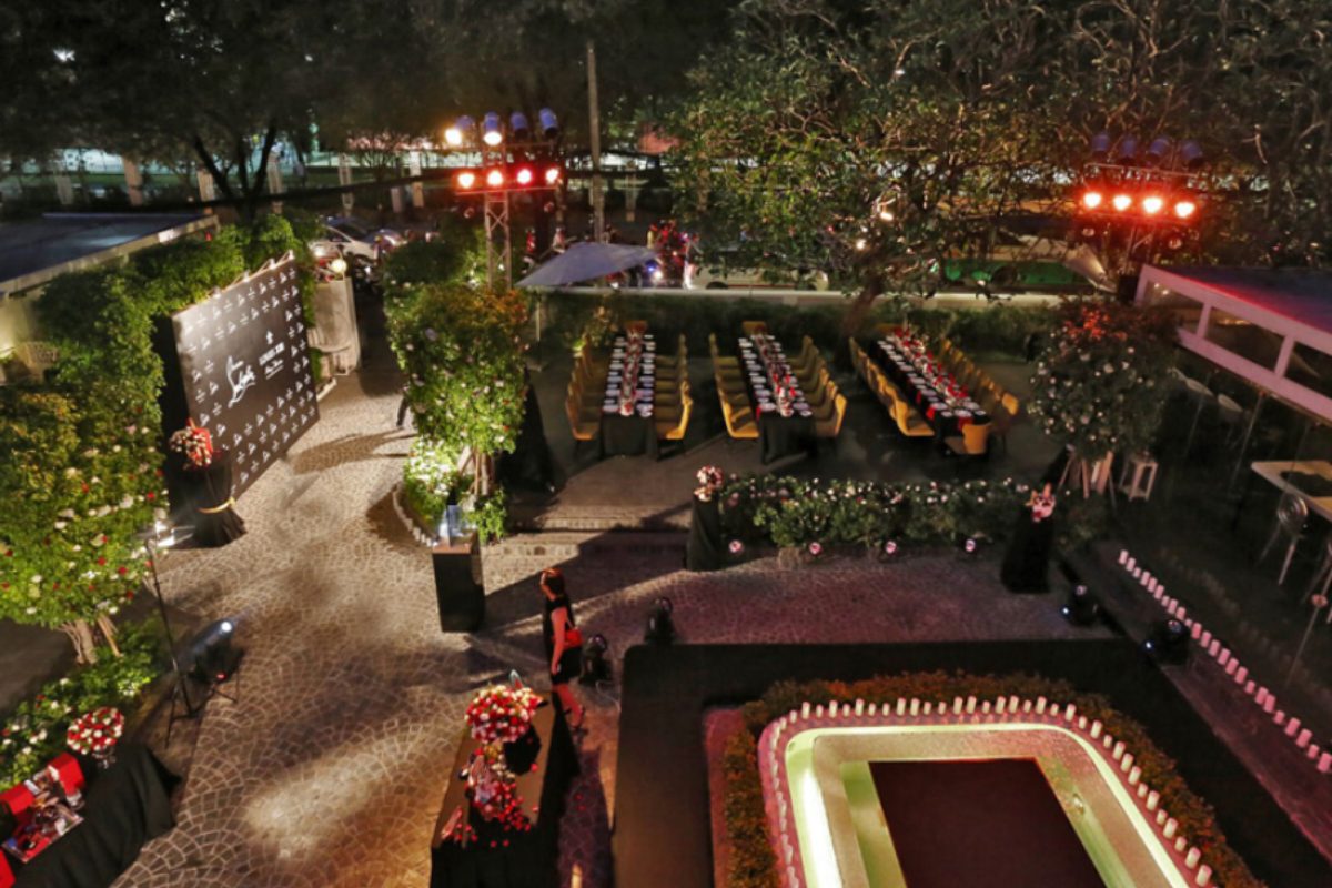 Bàn tiệc quanh hồ bơi, ánh nến và cây xanh. (Ảnh: Sưu tầm)