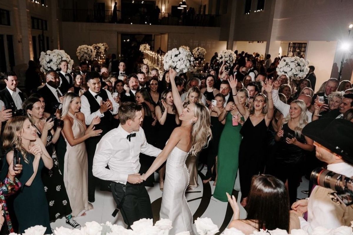 Ánh sáng ấm và nhạc nhẹ tạo bữa tiệc thư giãn nổi bật (Ảnh: Sưu tầm)