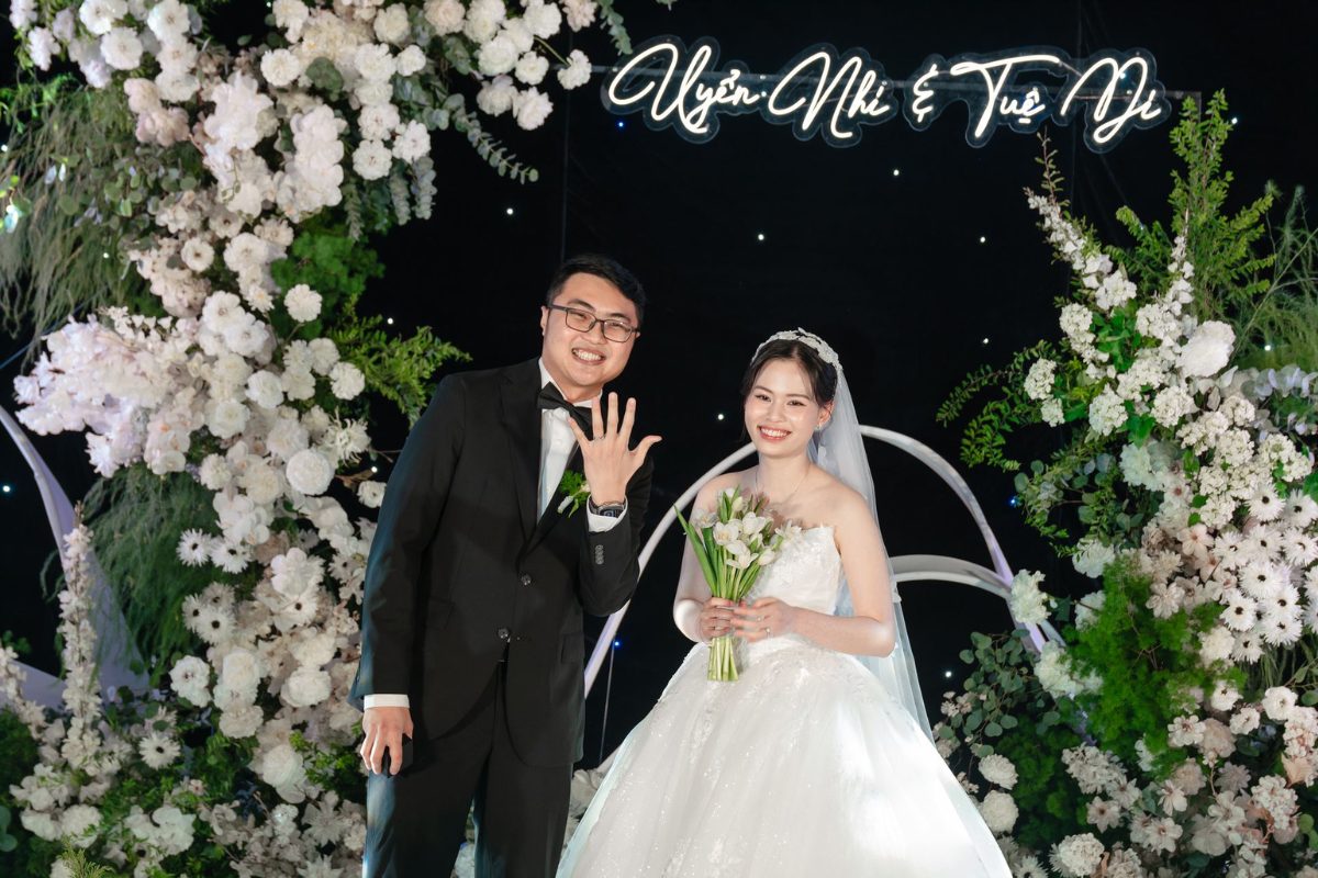 Kiểm tra kỹ hợp đồng cưới trước khi đặt cọc để tránh những rủi ro không đáng có trong ngày cưới (Ảnh: TIFF.vn)