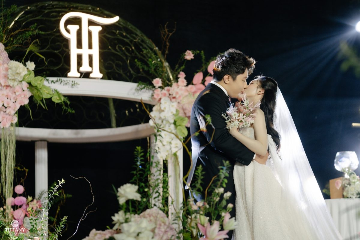 Trao đổi trực tiếp và rõ ràng với nhà cung cấp địa điểm cưới để có một đám cưới trọn vẹn (Ảnh: TIFF.vn) 