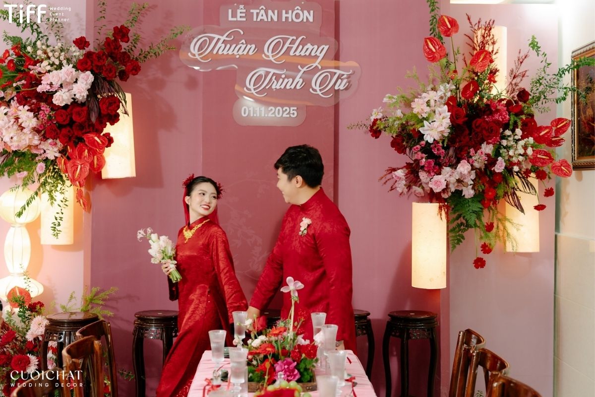 Áo dài đỏ nổi bật trên nền phông cưới đỏ sang (Ảnh: TIFF)