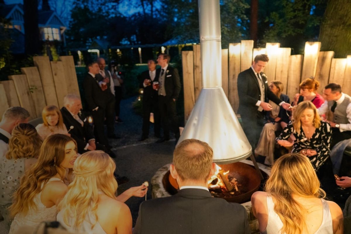 Bàn tiệc nhỏ hoặc khu nướng ngoài trời cho buổi tối chill (Ảnh: Sưu tầm)