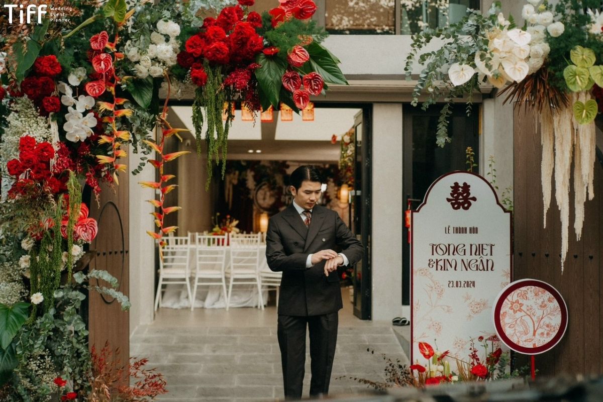 Bảng welcome đồng bộ backdrop cổng hoa cho không gian hài hòa (Ảnh: TIFF)