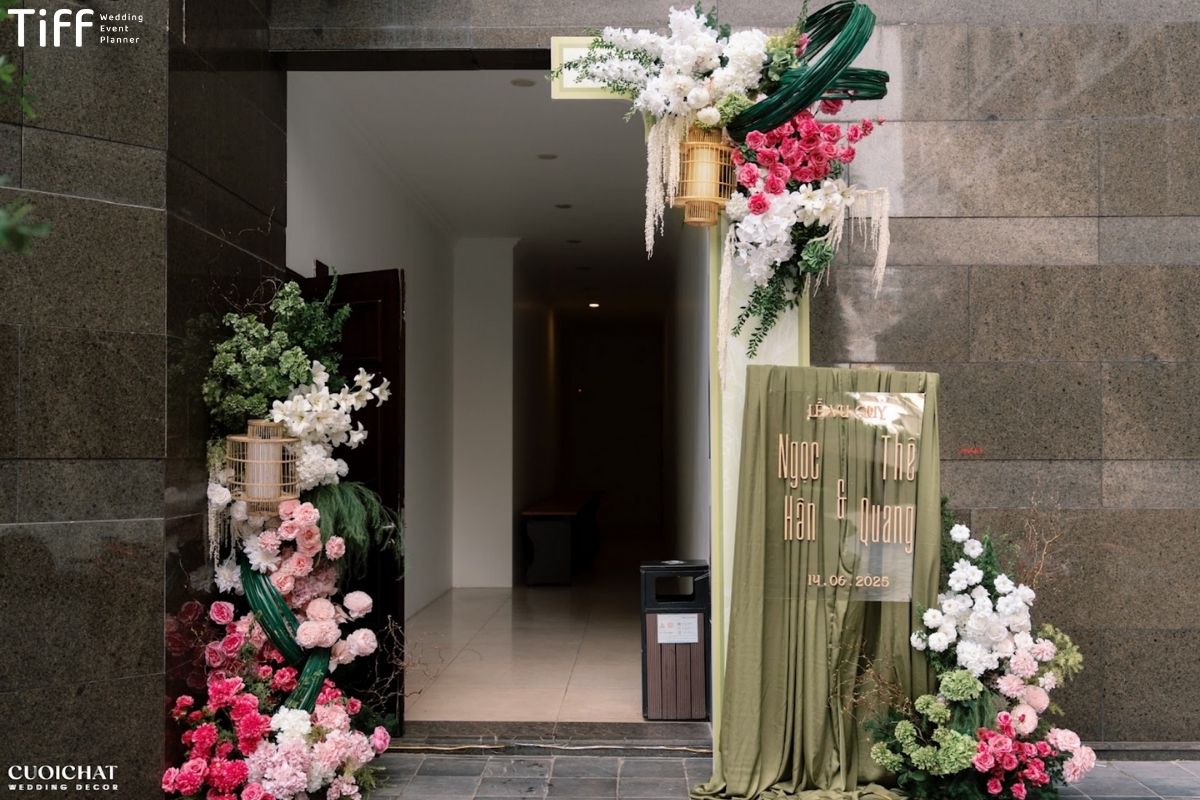 Bảng welcome elegant hài hòa tông trắng kem chủ đạo tiệc cưới (Ảnh: Sưu tầm)