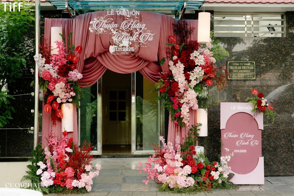 Bảng welcome formex phẳng nền một màu với typography tối giản tinh tế (Ảnh: TIFF)