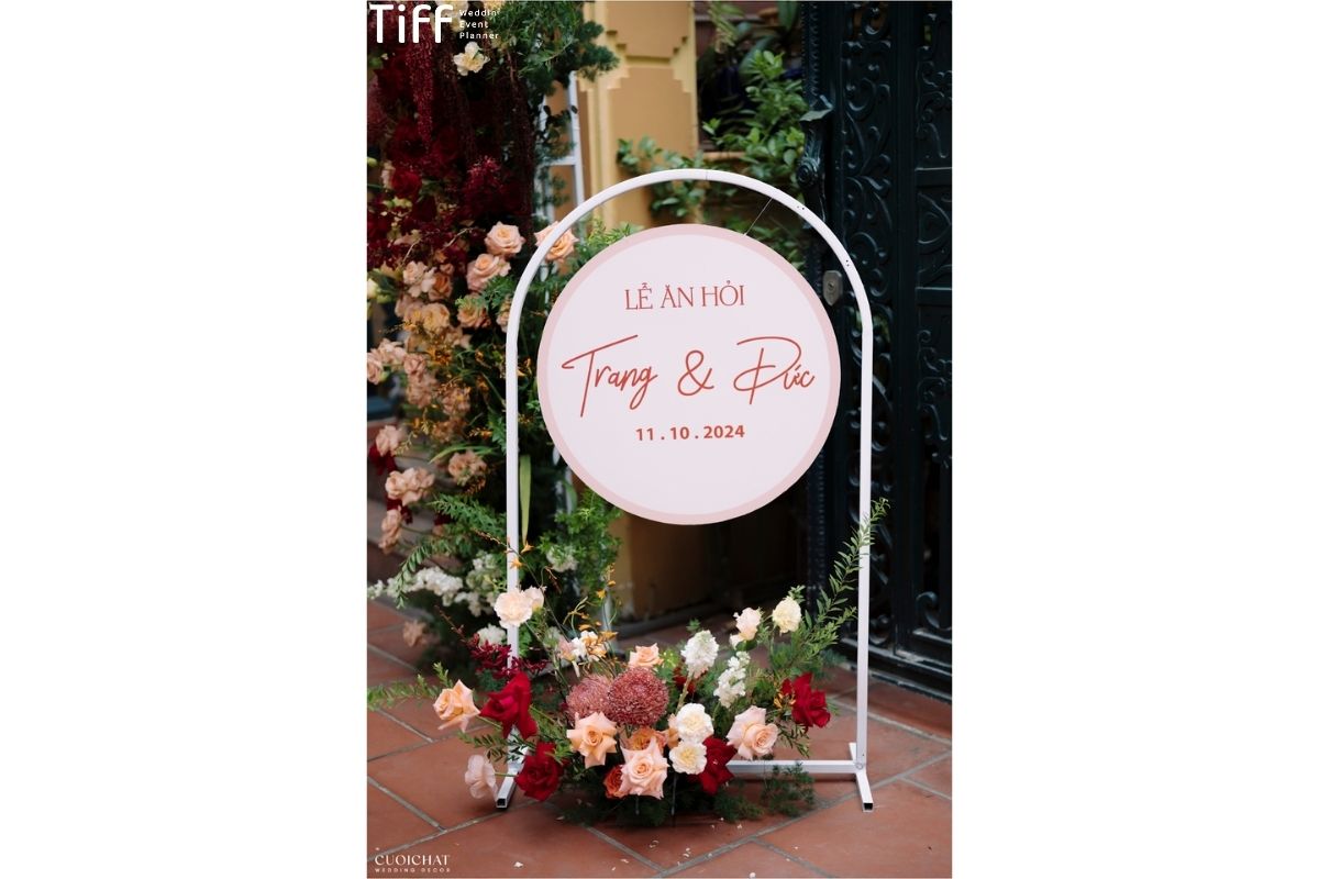 Bảng welcome hiện đại với bố cục gọn gàng nhiều khoảng trống (Ảnh: TIFF)