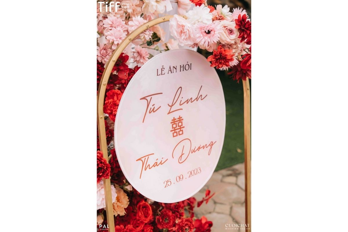 Bảng welcome pastel dịu dàng với tông hồng phấn (Ảnh: TIFF)