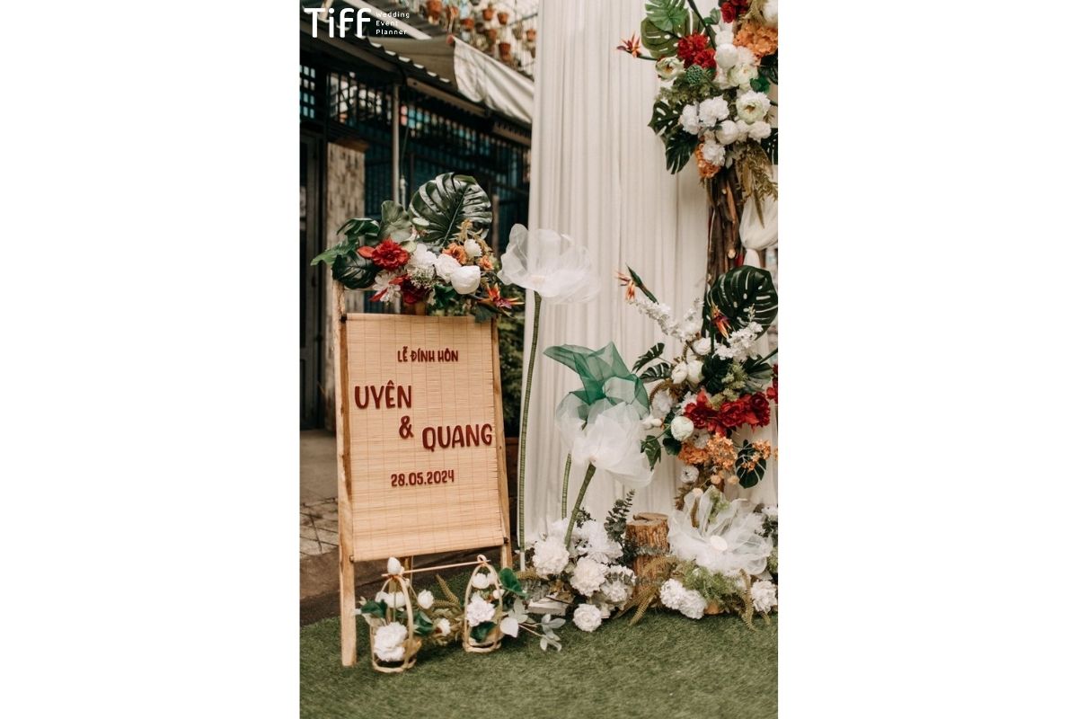 Bảng welcome rustic gỗ mộc với dây thừng và lá khô (Ảnh: TIFF)