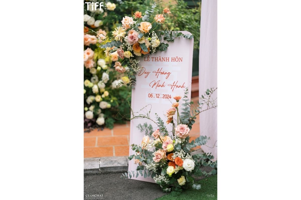 Bảng welcome rustic hòa cùng nâu be xanh lá ấm áp (Ảnh: TIFF)