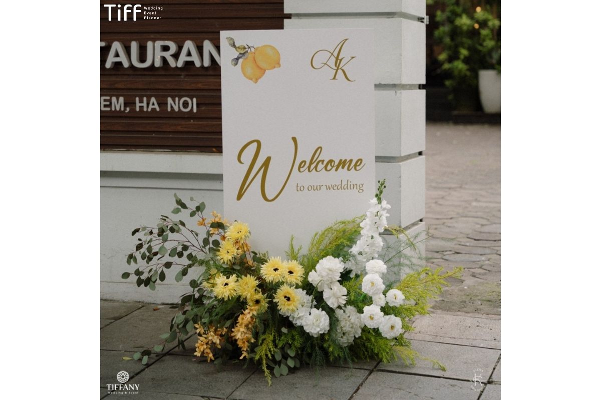 Bảng welcome rustic nổi bật trong tiệc sân vườn nhiều mảng xanh (Ảnh: TIFF)